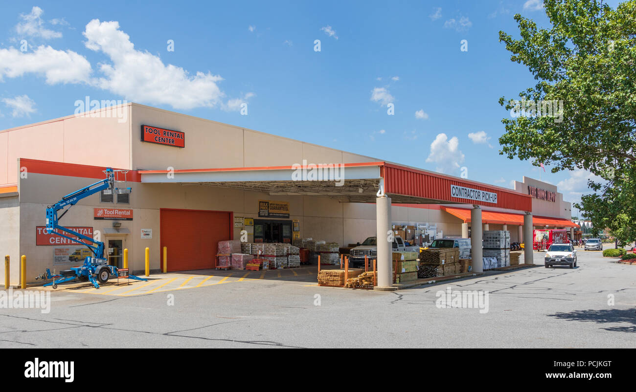 HICKORY, NC, USA-26 JULY 18: The contractor pick-up station of a branch of Home Depot, showing a mechanical lift. Stock Photo