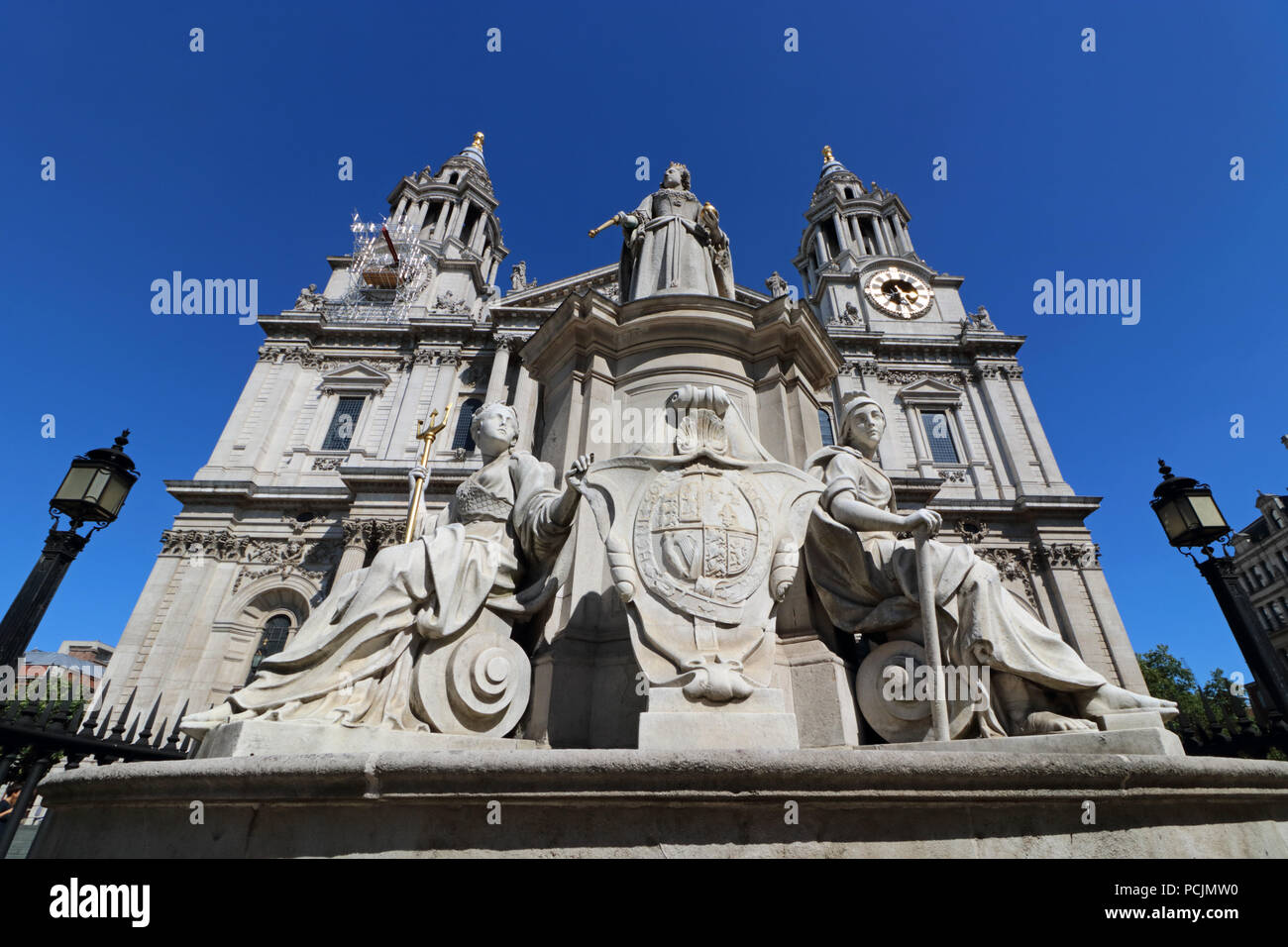 Queen Anne Statue outside Saint Paul’s Cathedral in Central London England UK Stock Photo