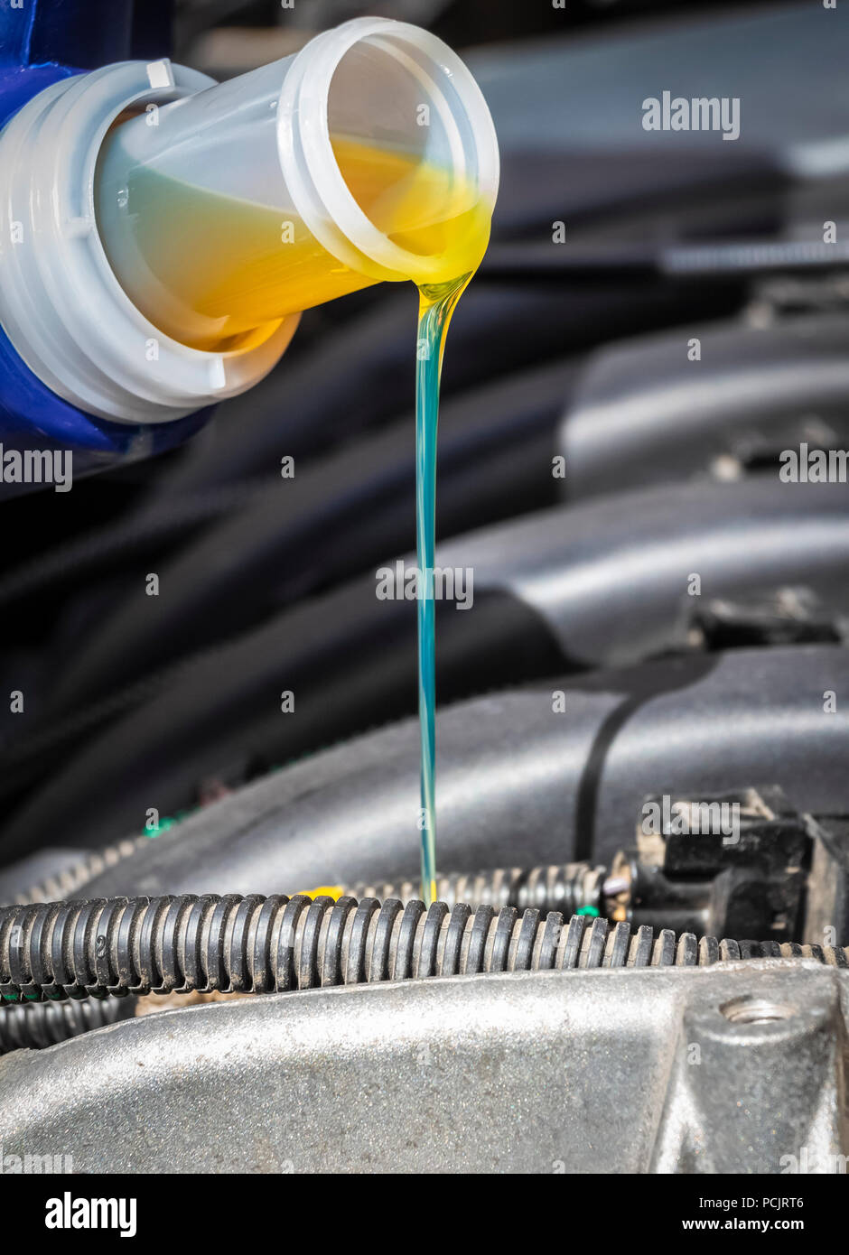 Canister engine oil pouring hires stock photography and images Alamy