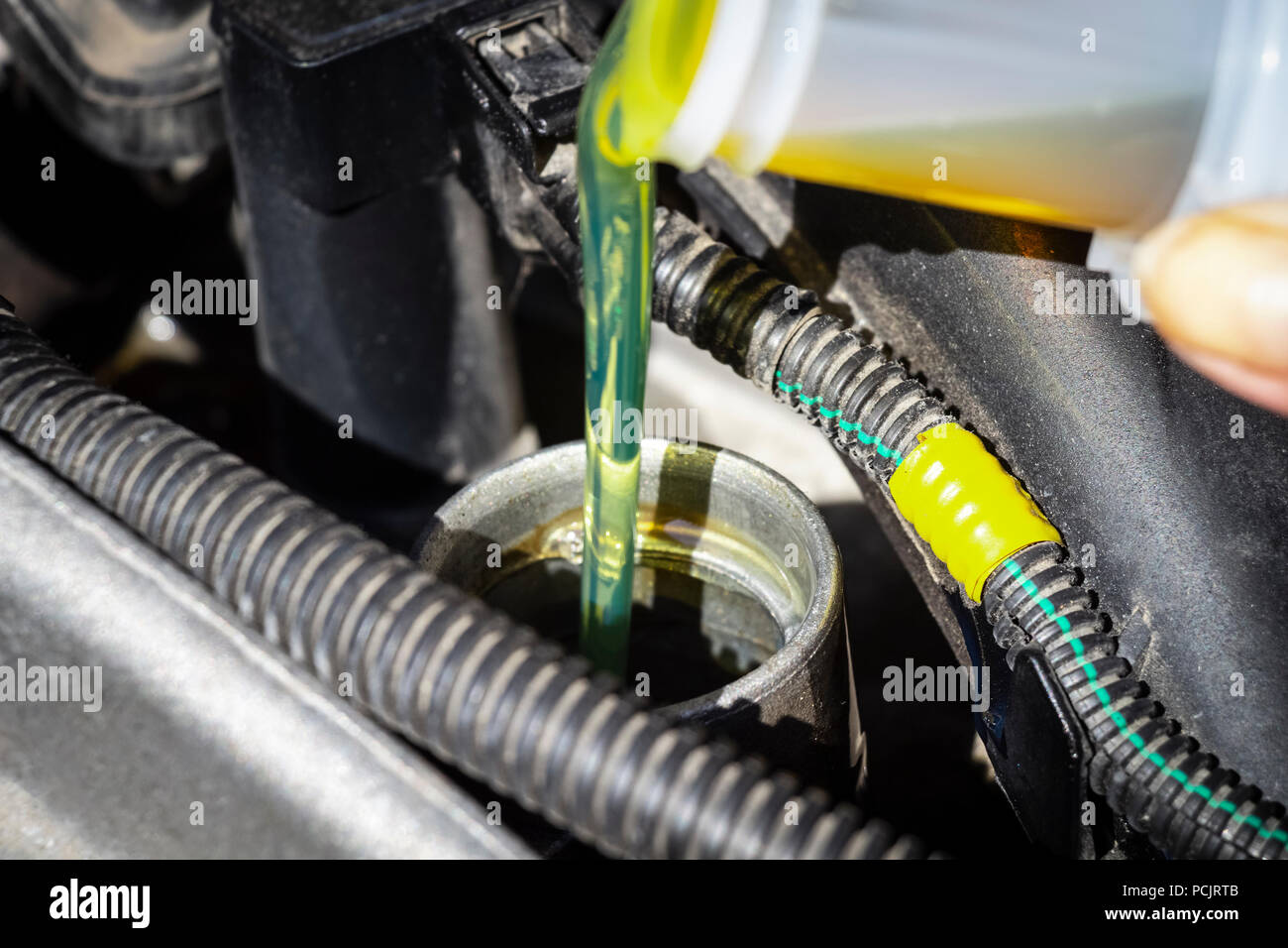 Canister engine oil pouring hires stock photography and images Alamy