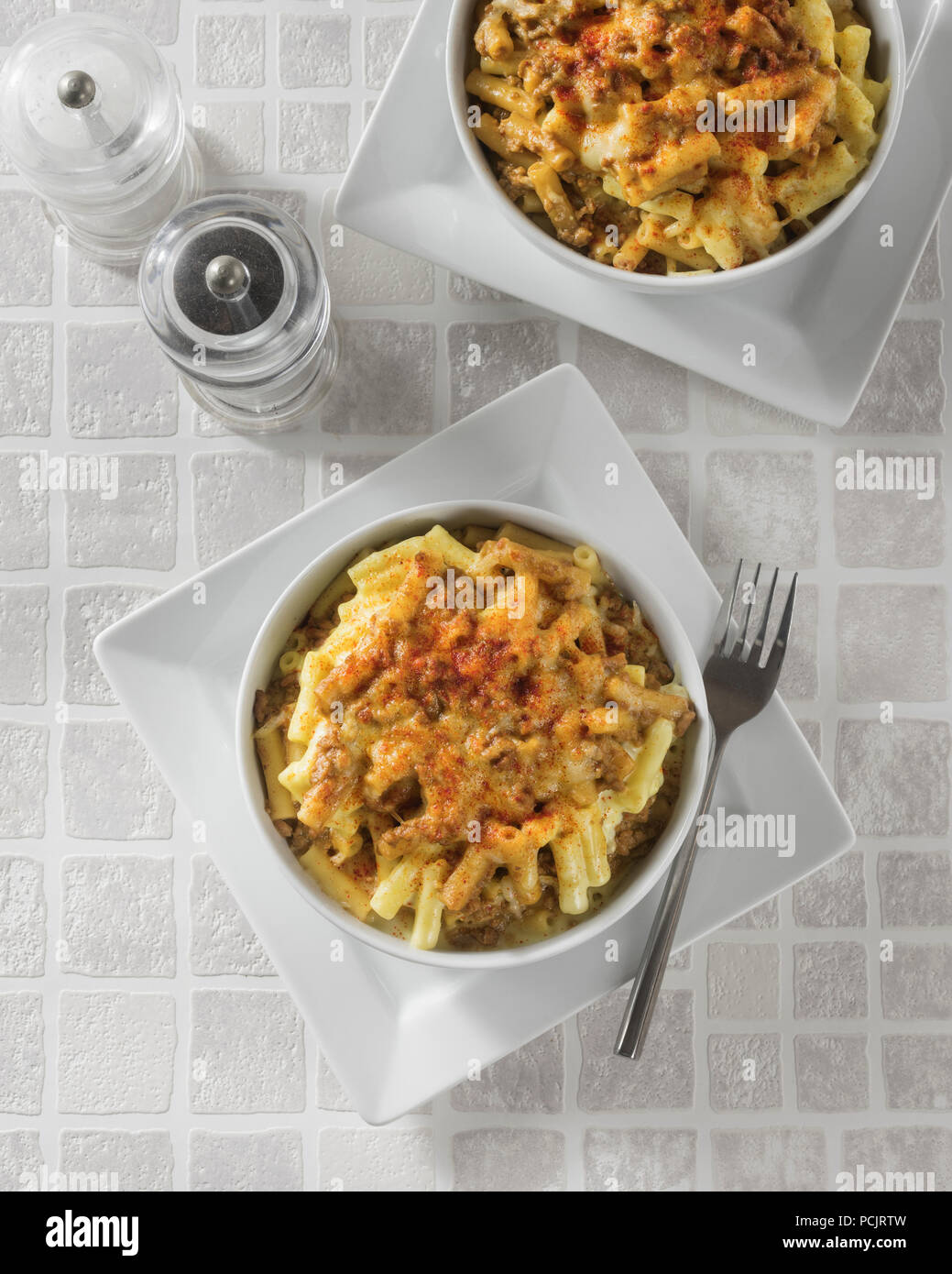 Beef mac and cheese. Minced beef and macaroni cheese Stock Photo Alamy