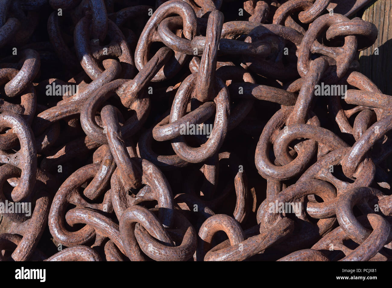 Rusting and corroding heavy link chain in a large pile Stock Photo - Alamy