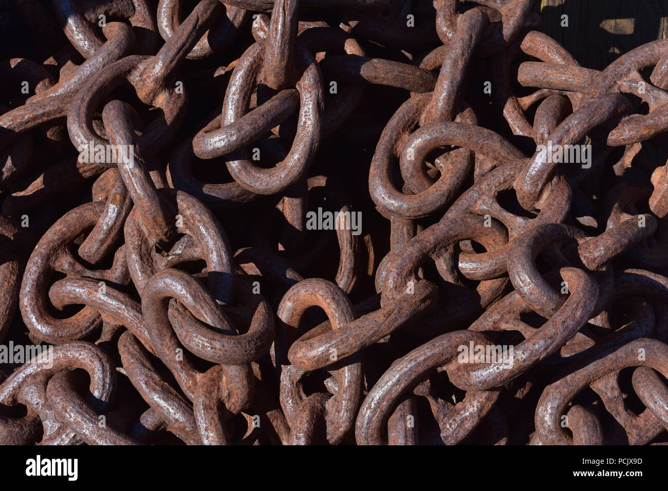 Very heavy torus chain rusting from use in the ocean Stock Photo - Alamy