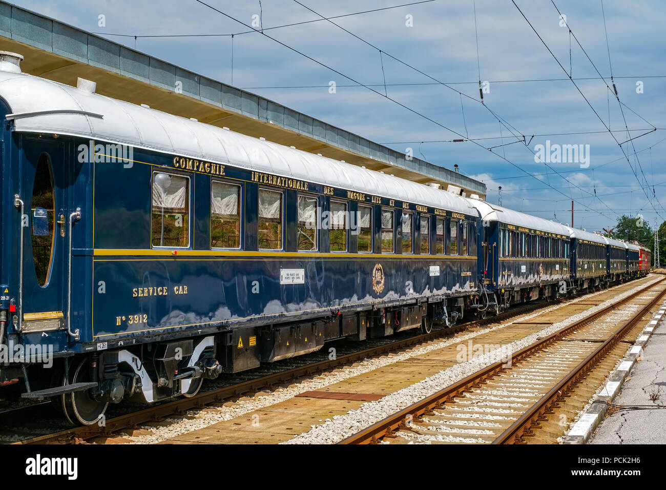 Passengers of Belmond Venice Simplon Orient Express luxury train stoped at  Innsbruck Hauptbahnhof train station railway station the central railway st  Stock Photo - Alamy