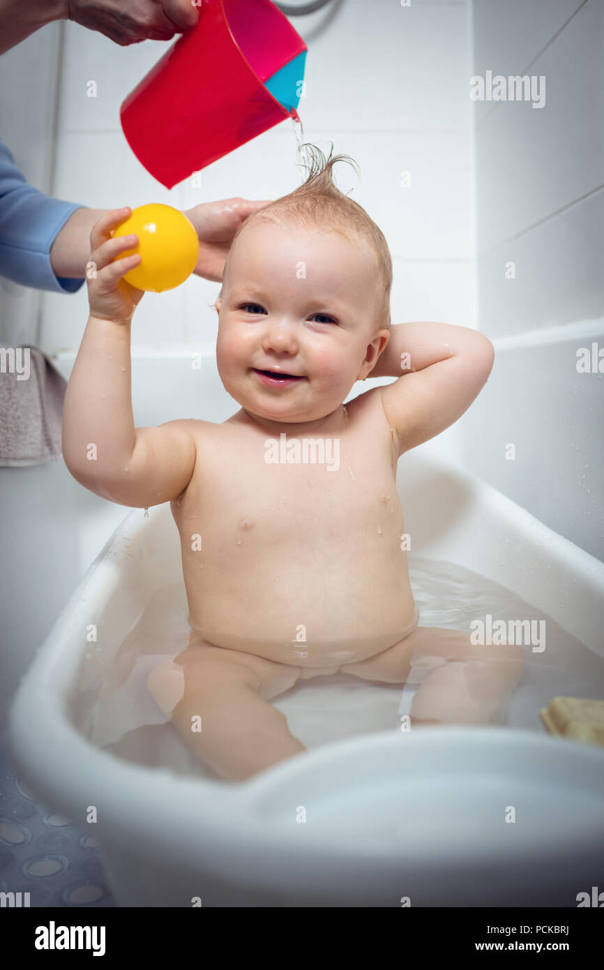 Mother Bathing Baby Home Hi Res Stock Photography And Images Alamy
