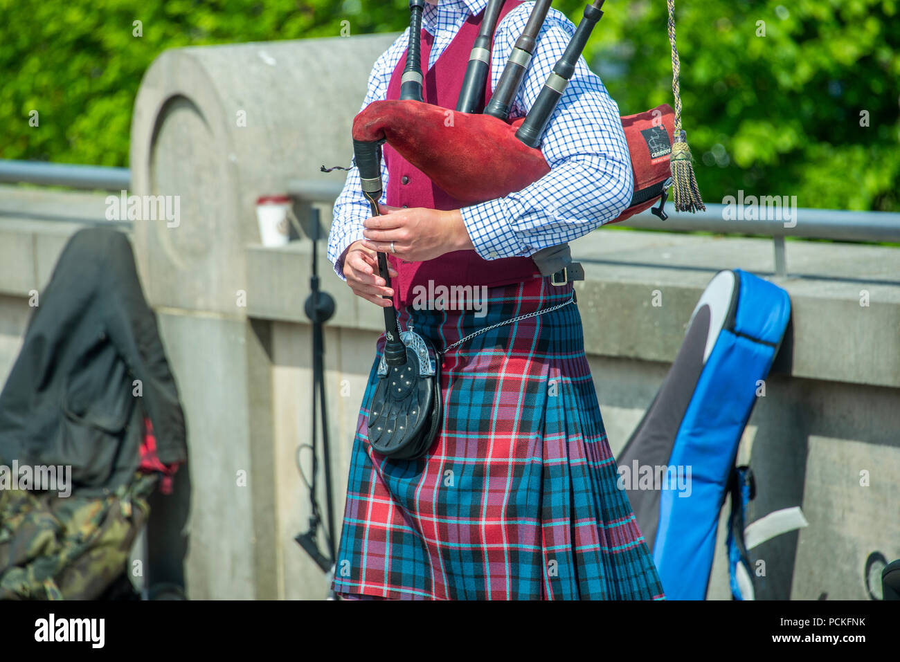 bagpipe and guitar players live performing over the Edinburgh street