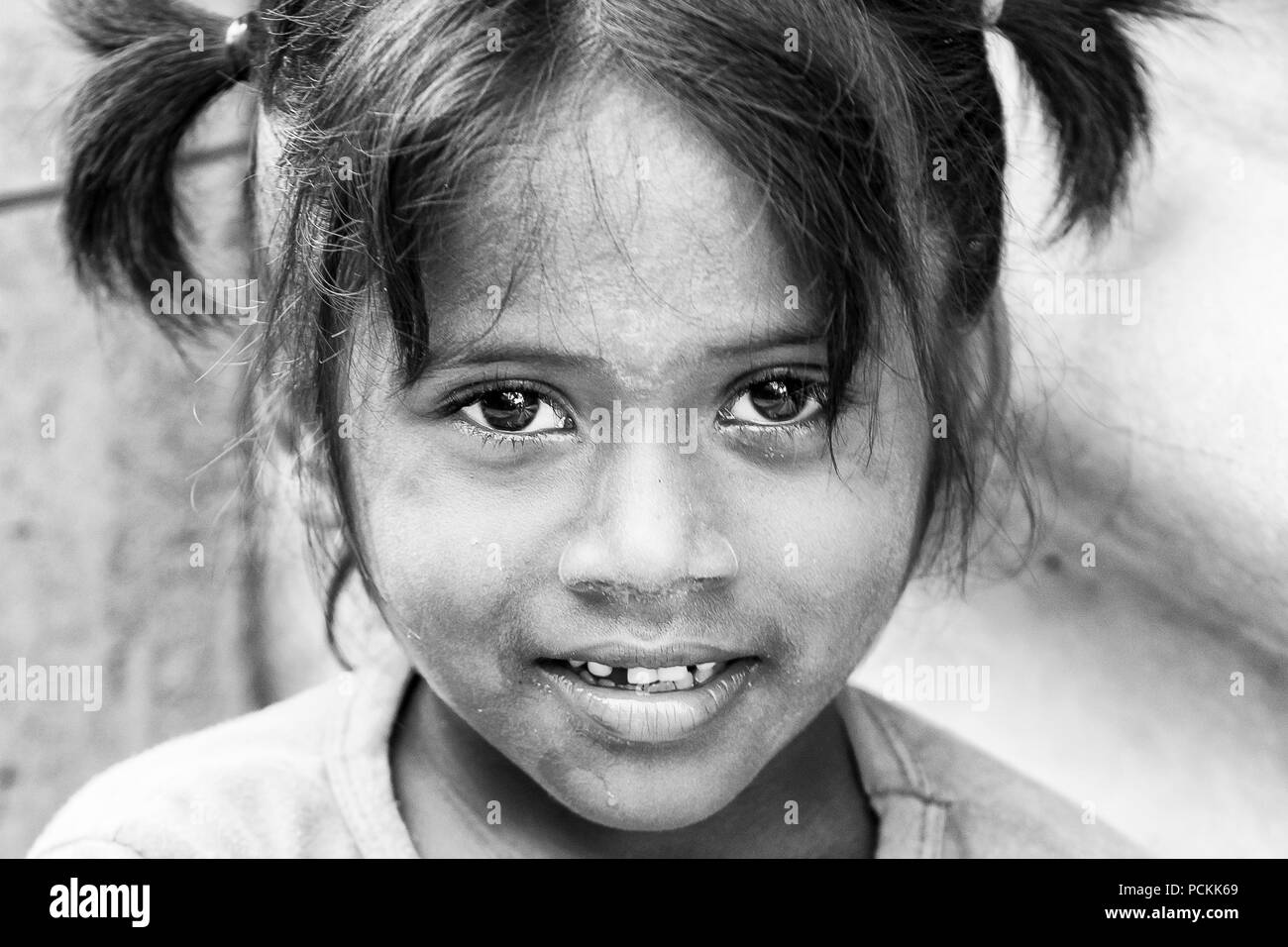 PONDICHERY, PUDUCHERRY, TAMIL NADU, INDIA - SEPTEMBER CIRCA, 2017. Portrait of unidentified Indian poor kid child girl is smiling outdoor in the stree Stock Photo