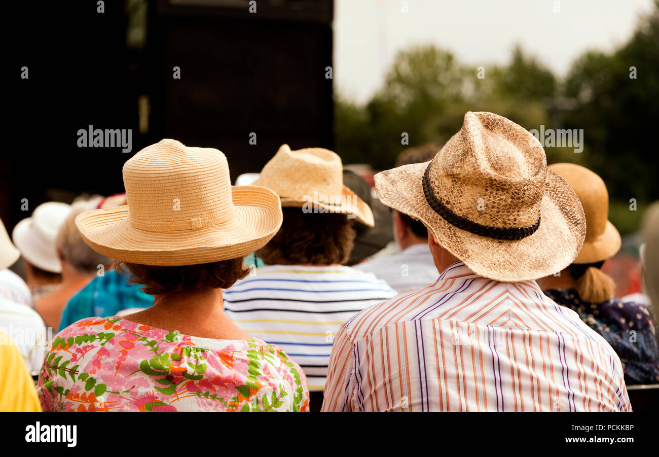 People wearing straw hats hi-res stock photography and images - Alamy