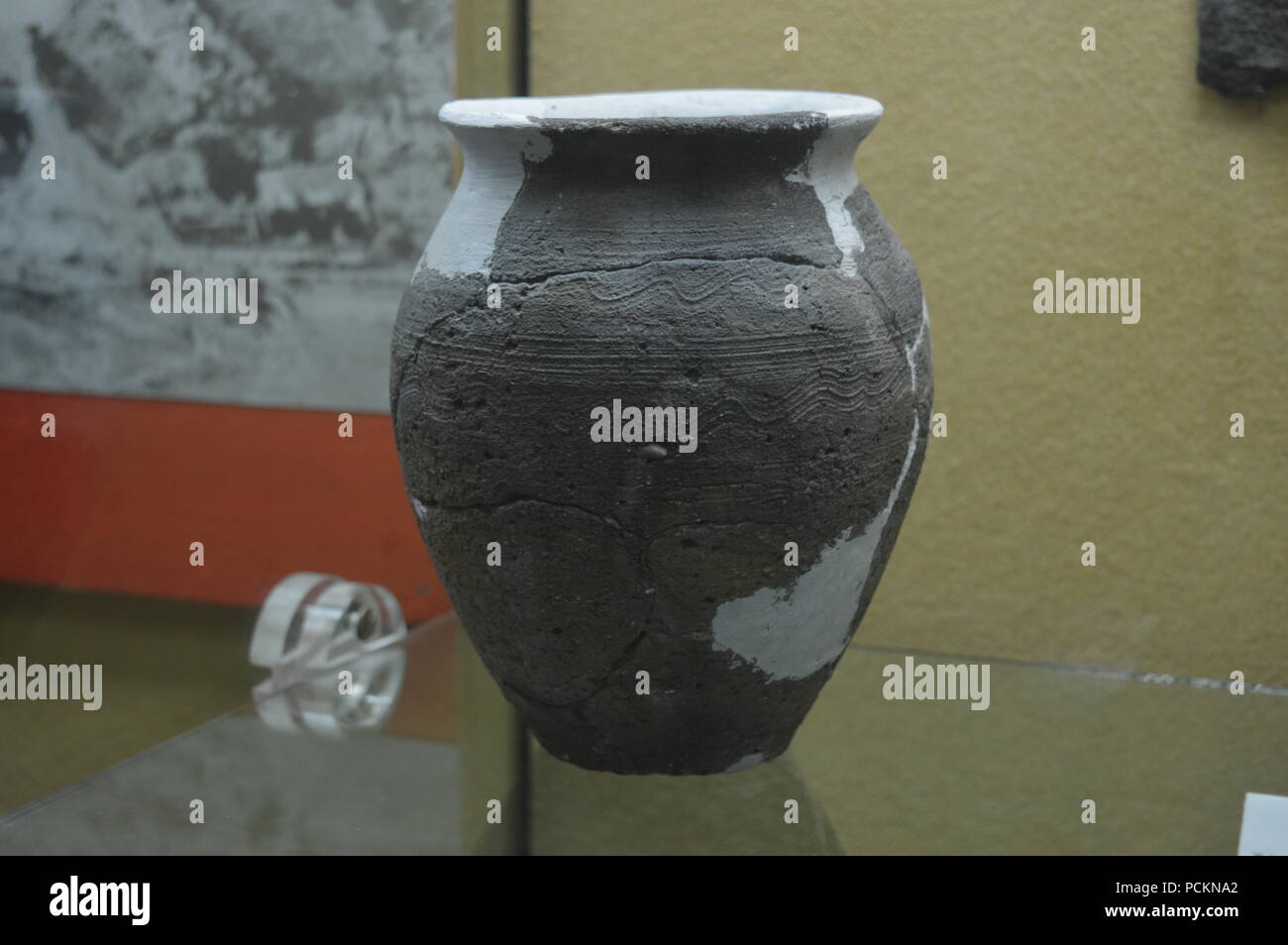 Download Ceramic Pots High Resolution Stock Photography And Images Alamy Yellowimages Mockups