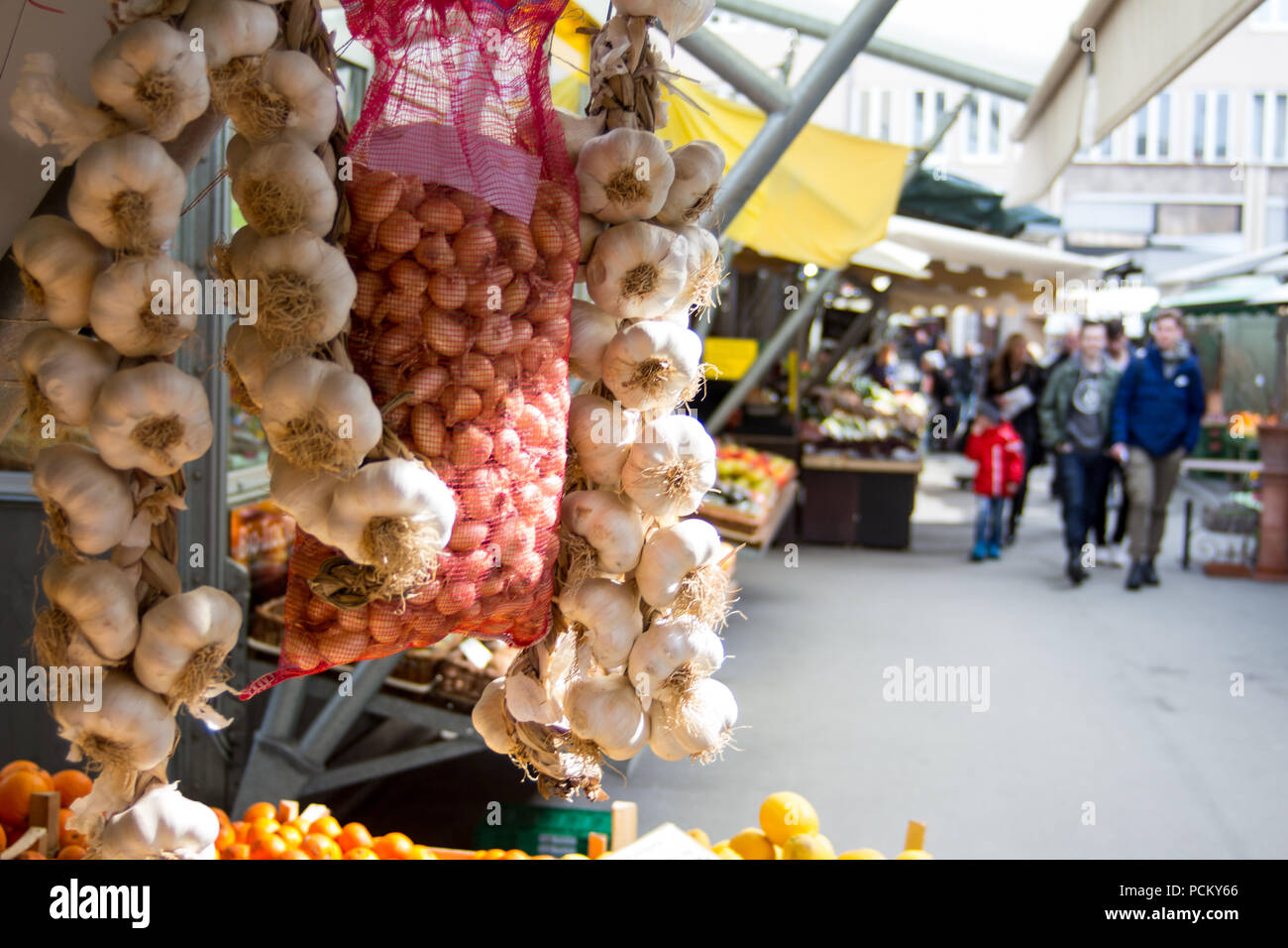 Carrots garlic local farmers hi-res stock photography and images - Alamy