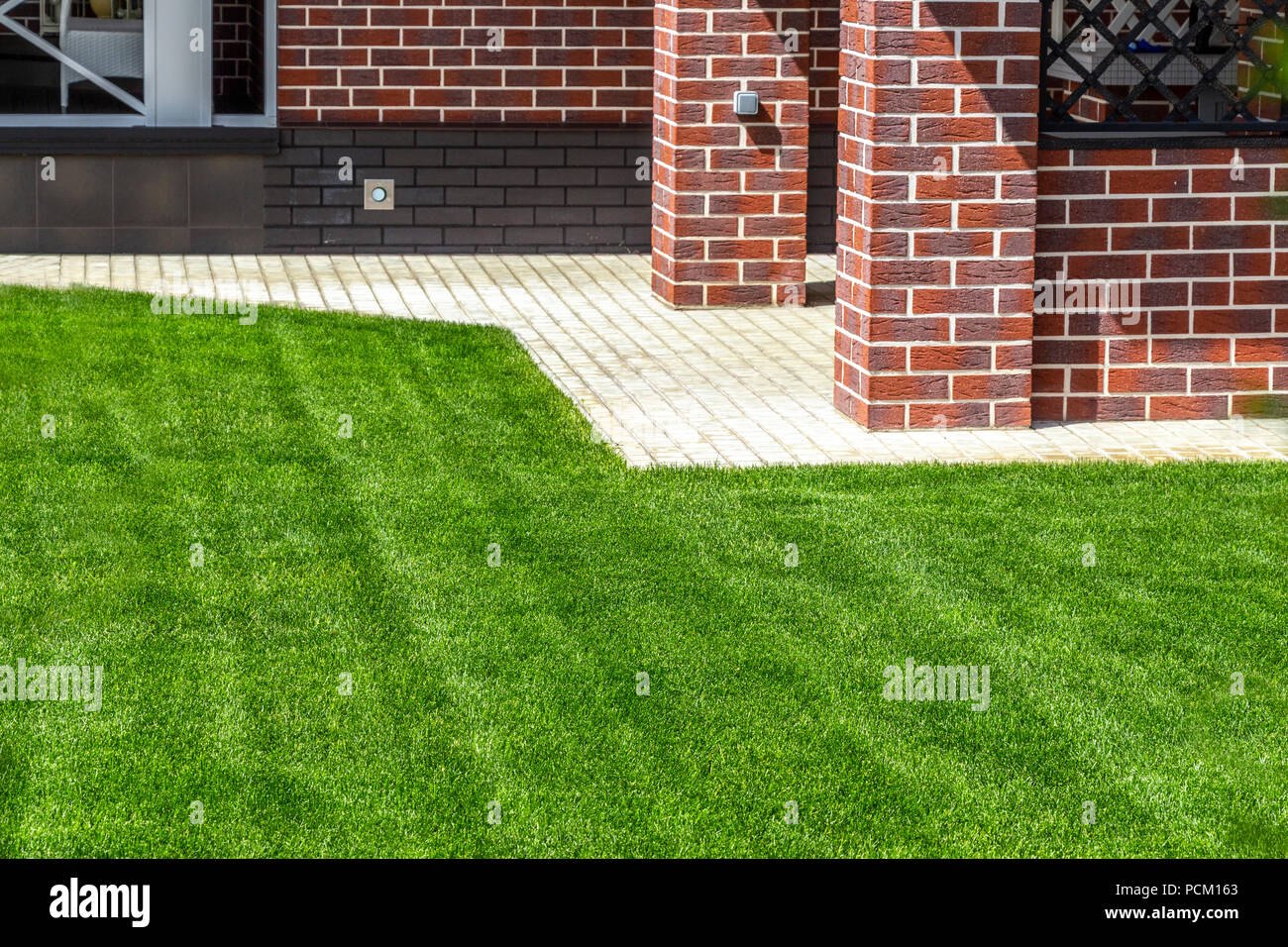 Modern garden curve border lawn hi-res stock photography and images - Alamy