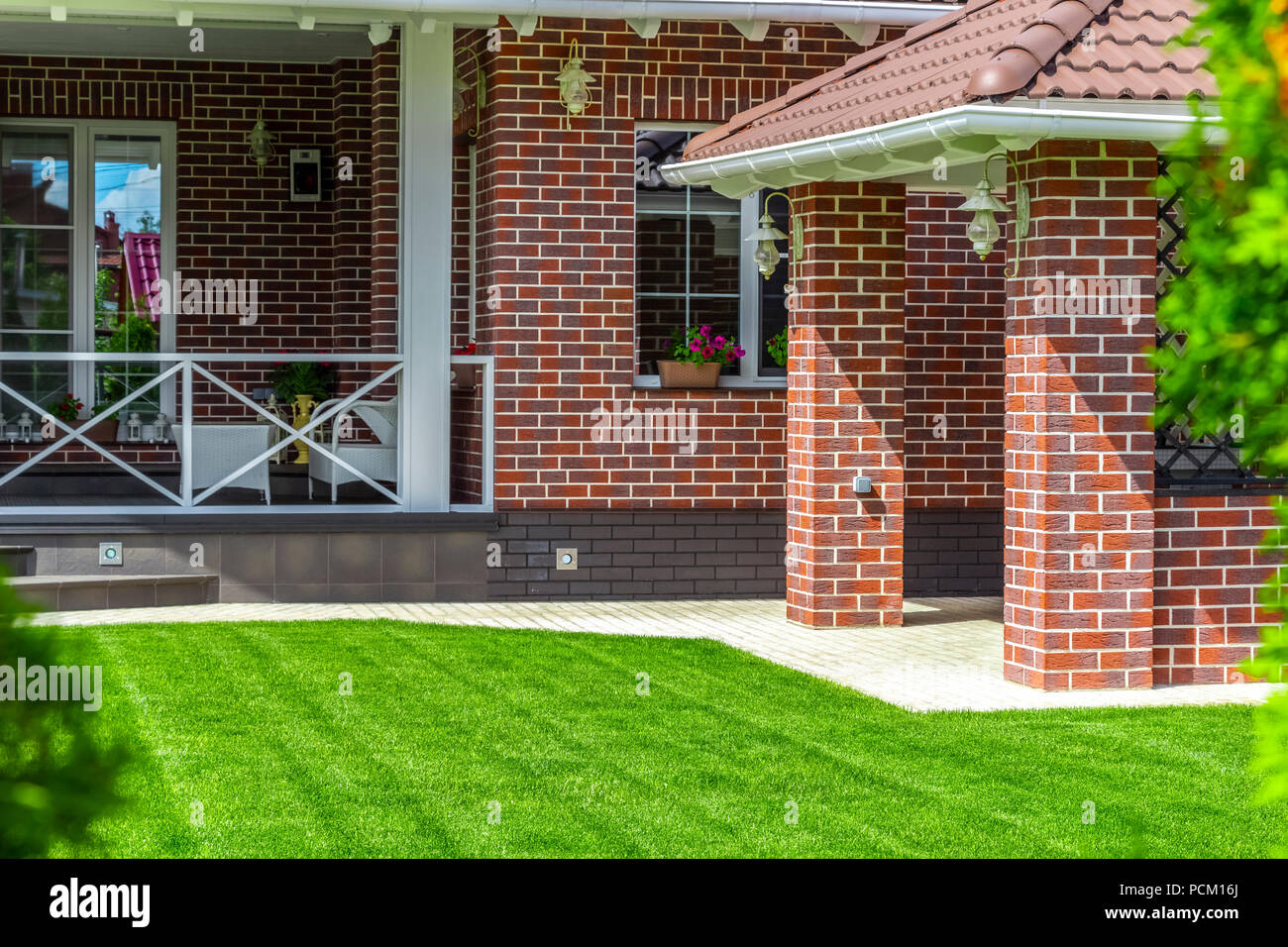 Modern garden curve border lawn hi-res stock photography and images - Alamy
