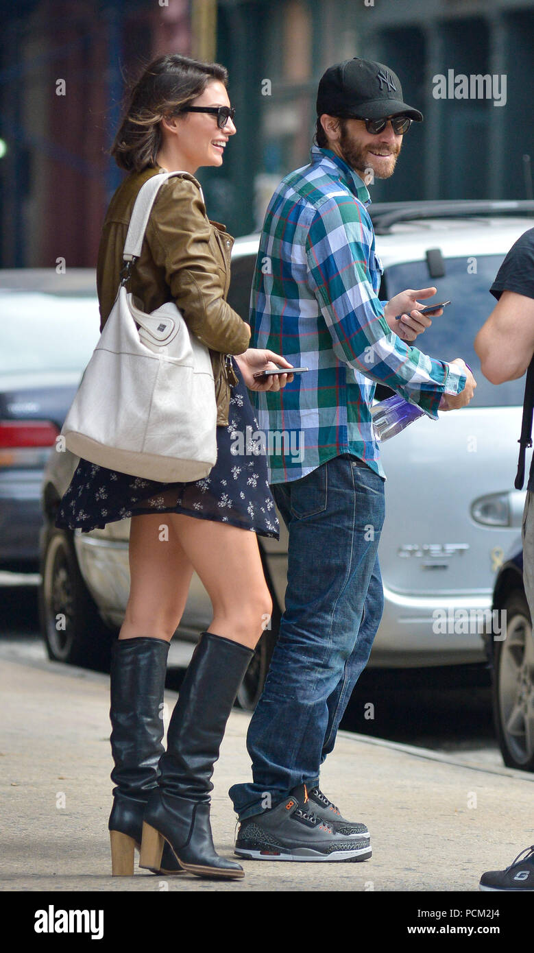 NEW YORK, NY SEPTEMBER 21 Jake Gyllenhaal and his girlfriend of(02)