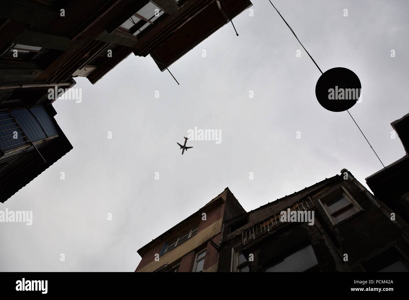 Plane flying over houses hires stock photography and images Alamy