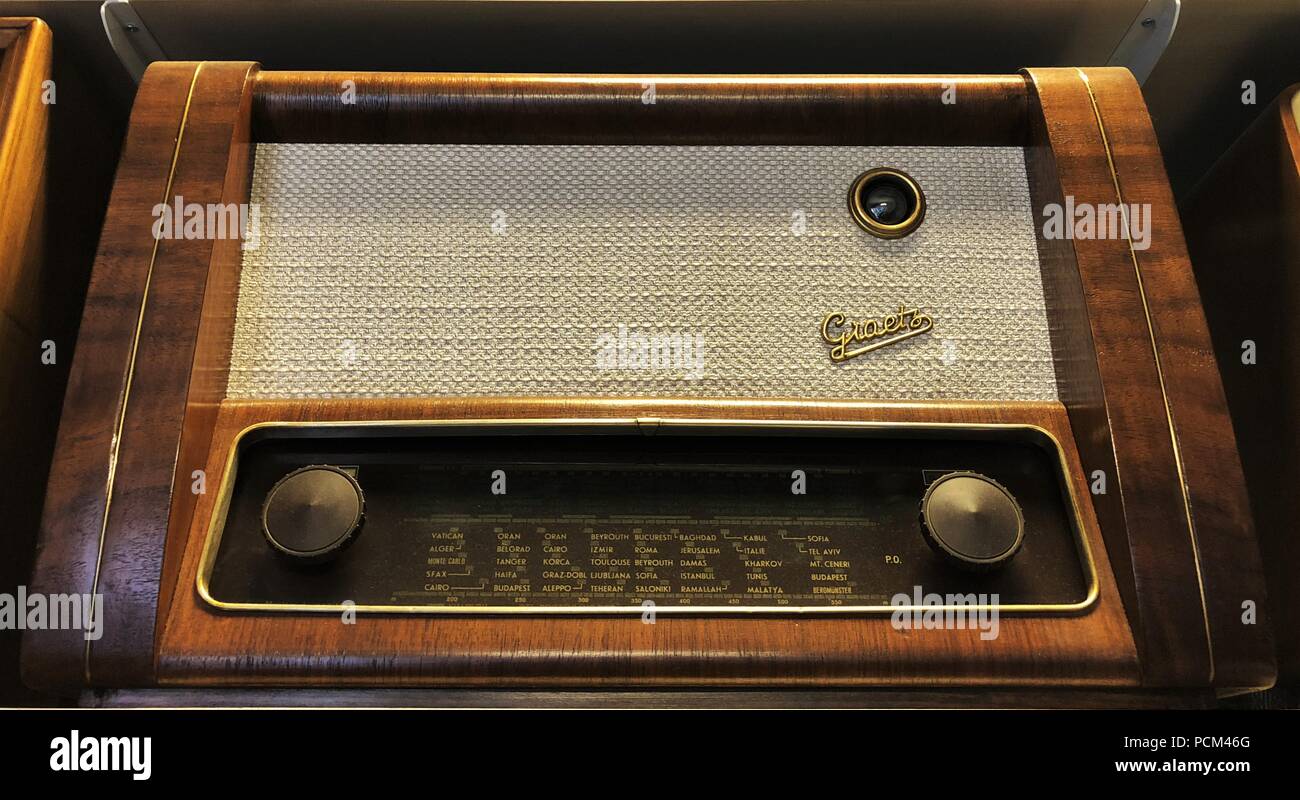Vintage radios hi-res stock photography and images - Alamy