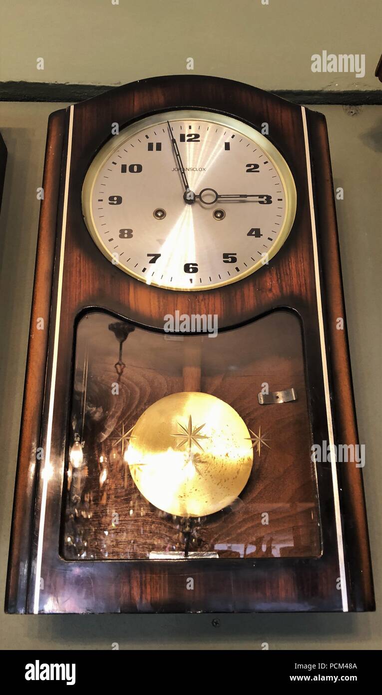 Antique clock shop hires stock photography and images Alamy