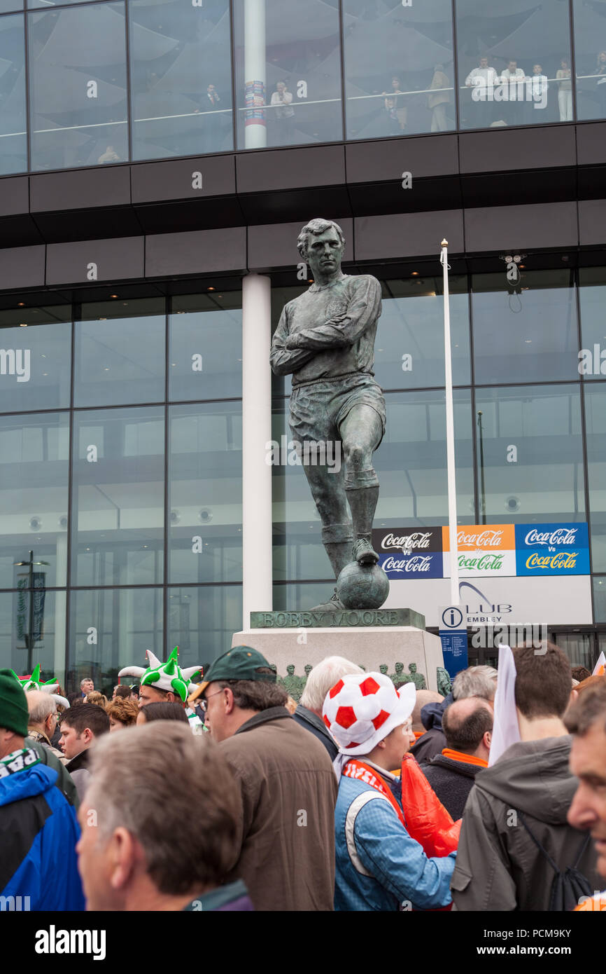 Bobby Moore,famous,West Ham United,defender,in,football,kit,ball,footballer,statue,at,Wembley,Way,Wembley Way,stadium,London,England,UK,U.K.,Europe, Stock Photo