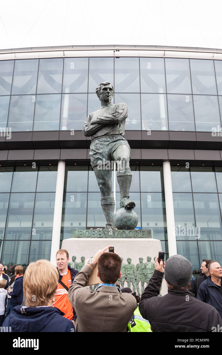 Bobby Moore,famous,West Ham United,defender,in,football,kit,ball,footballer,statue,at,Wembley,Way,Wembley Way,stadium,London,England,UK,U.K.,Europe, Stock Photo