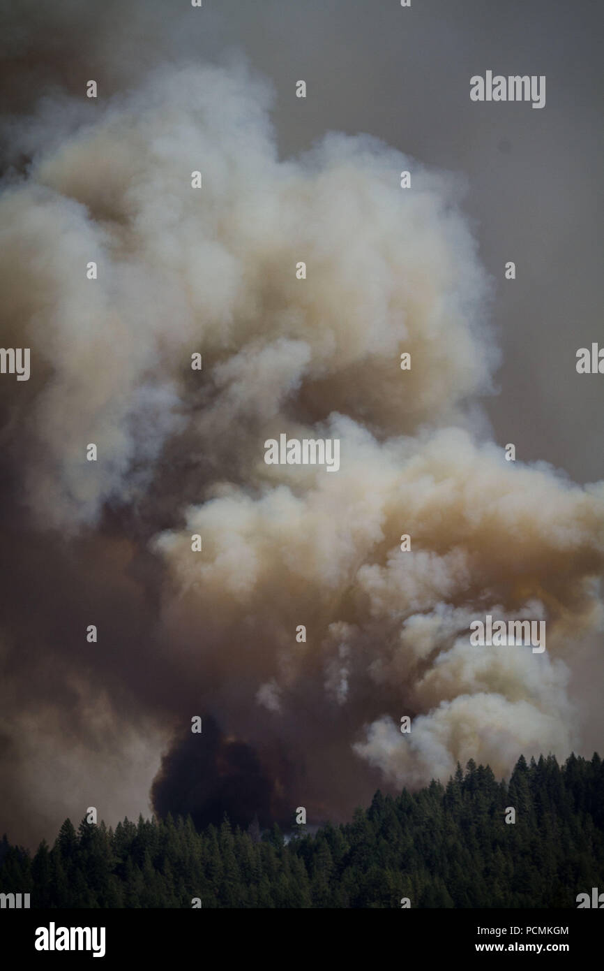 Lewiston, California, USA. 2nd Aug, 2018. Thursday, August 2, 2018.Large plumes of smoke from