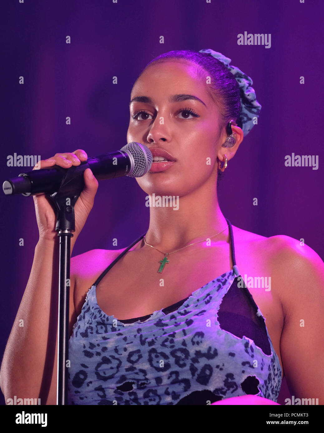 Jorja smith live hi-res stock photography and images - Alamy