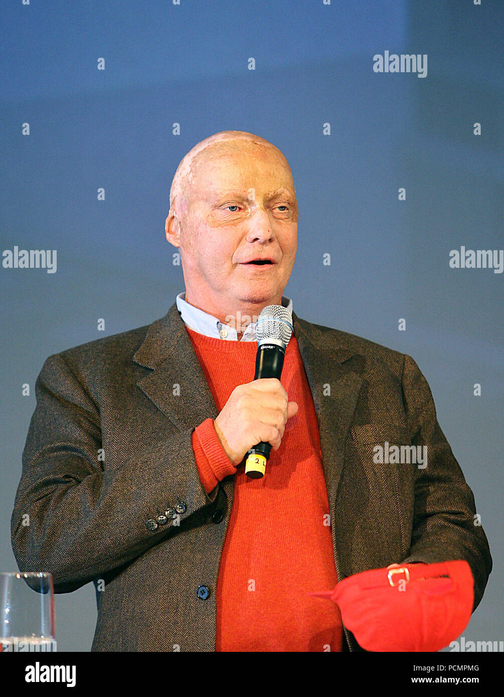 Stuttgart, Germany. 9th Nov, 2006. Three-time Formula 1 World Champion,  Austrian Niki Lauda, took his hat off to the new smart fortwo at its world  premiere in Stuttgart, Germany, 9 November 2006.