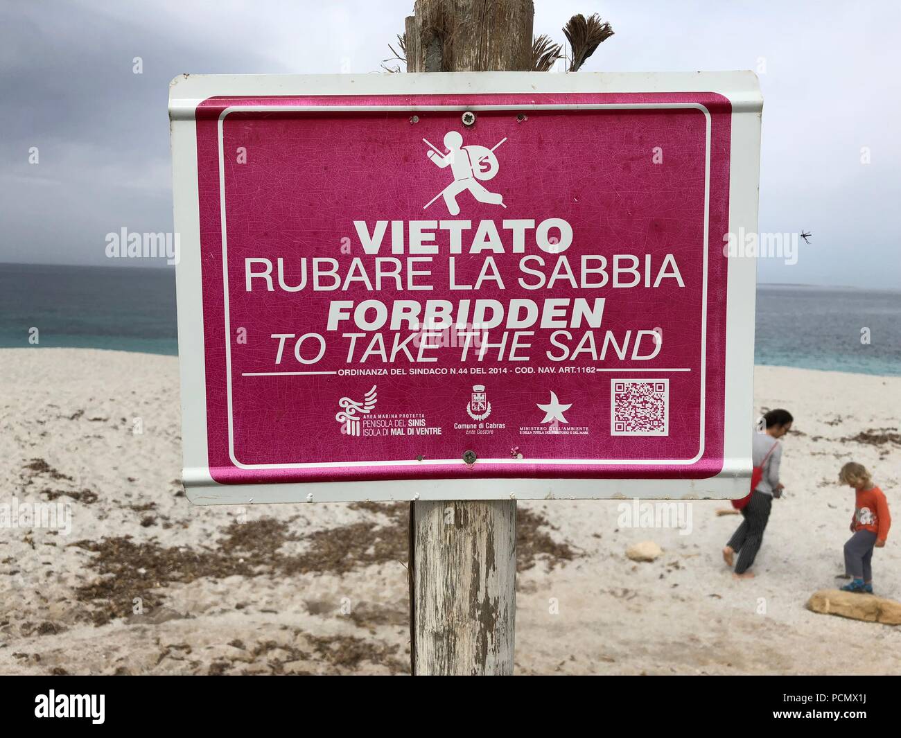 Sardinia, Italy. 26th Apr, 2018. A sign with the inscription 'Vietato Rubare la Sabbia - Forbidden To Take The Sand' stands at the beach of Is Arutas (to take dpa sand prohibited - warning to German tourists of Sardinia from 03.08.2018) Credit: Annette Reuther/dpa/Alamy Live News Stock Photo