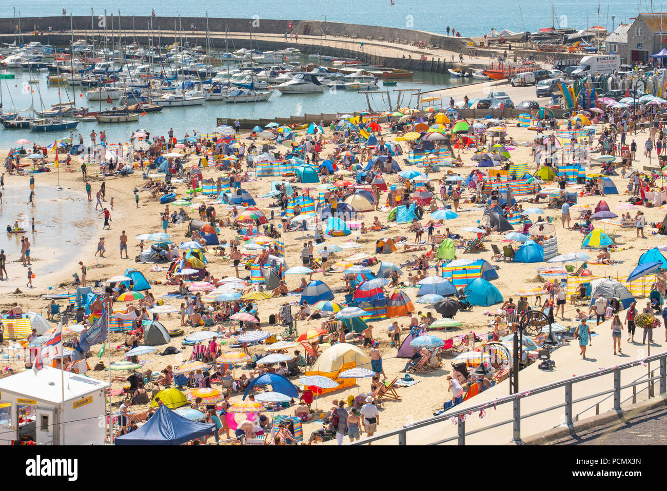 Crowds of sunseekers hi-res stock photography and images - Alamy