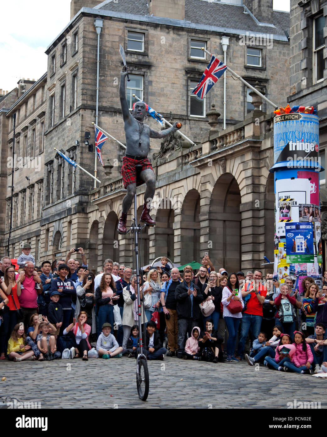 Opening day of 2018 Edinburgh Fringe Festival, Scotland UK, 3 Aug.2018. Big audiences for the street performers on the city's Royal Mile for the first day of the 2018 Edinburgh Fringe Festival. Stock Photo
