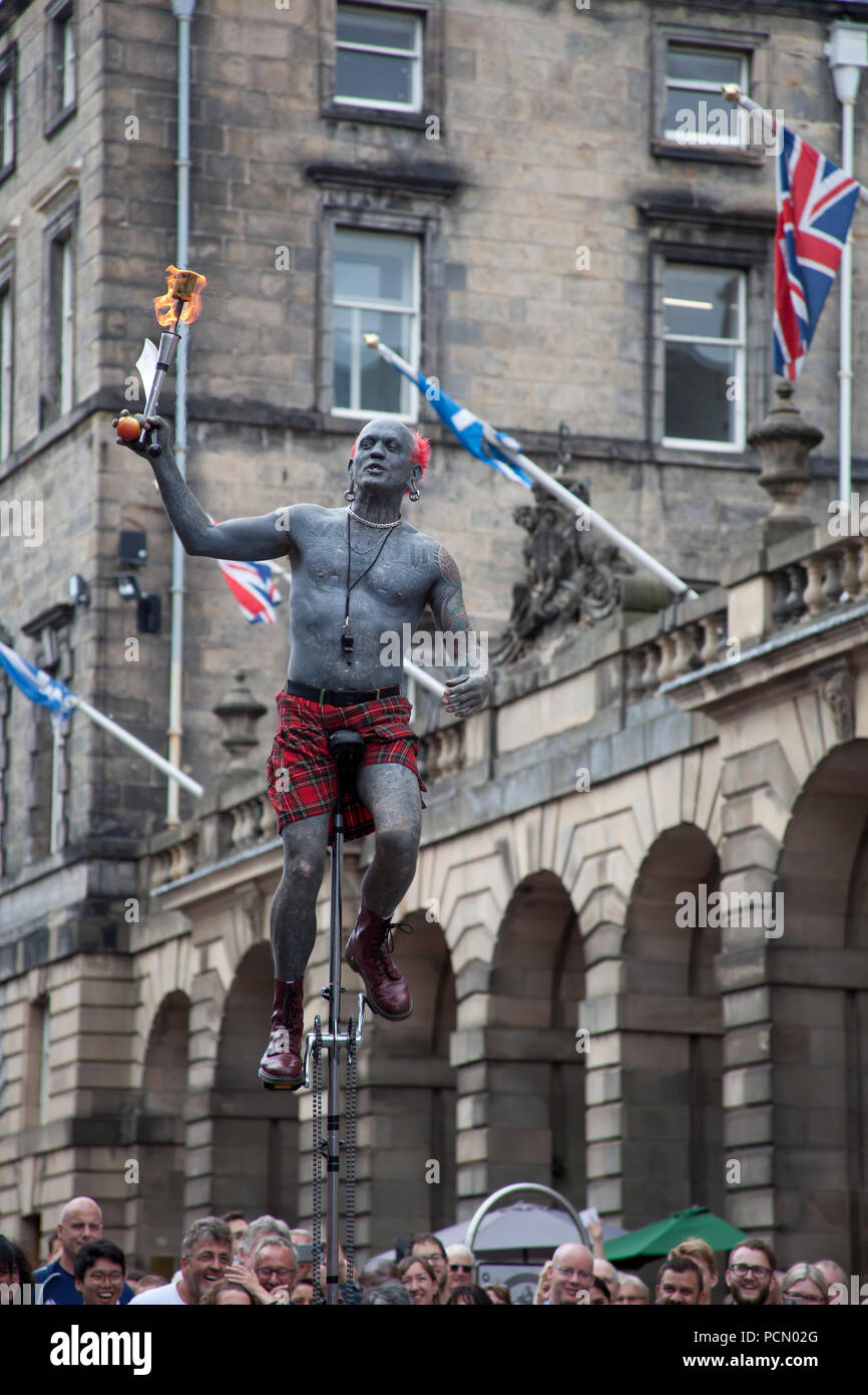 Opening day of 2018 Edinburgh Fringe Festival, Scotland UK, 3 Aug.2018. Big audiences for the street performers on the city's Royal Mile for the first day of the 2018 Edinburgh Fringe Festival. Stock Photo