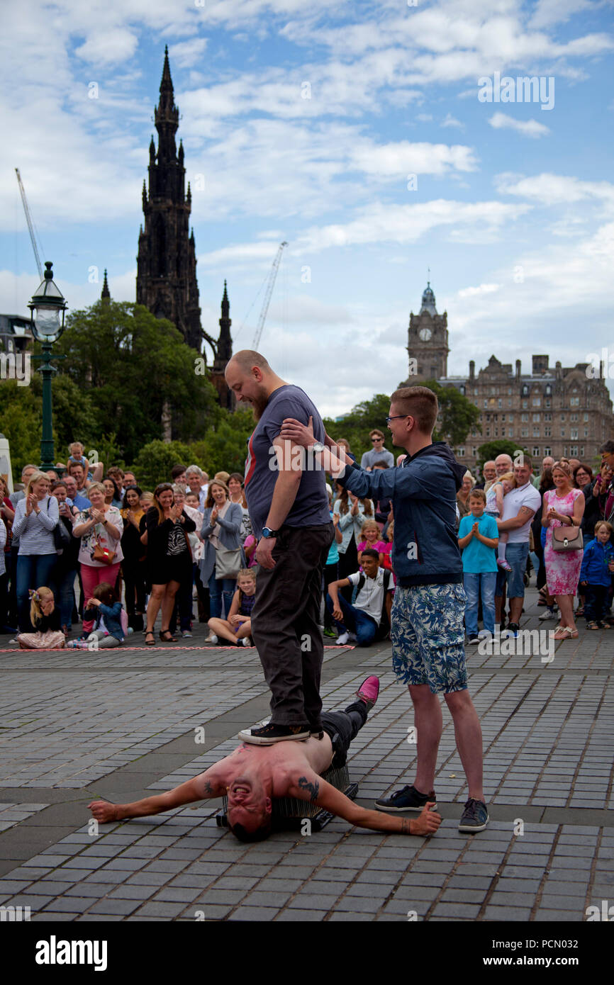 Opening day of 2018 Edinburgh Fringe Festival, Scotland UK, 3 Aug.2018. Big audiences for the street performers on the city's The Mound for the first day of the 2018 Edinburgh Fringe Festival. Stock Photo