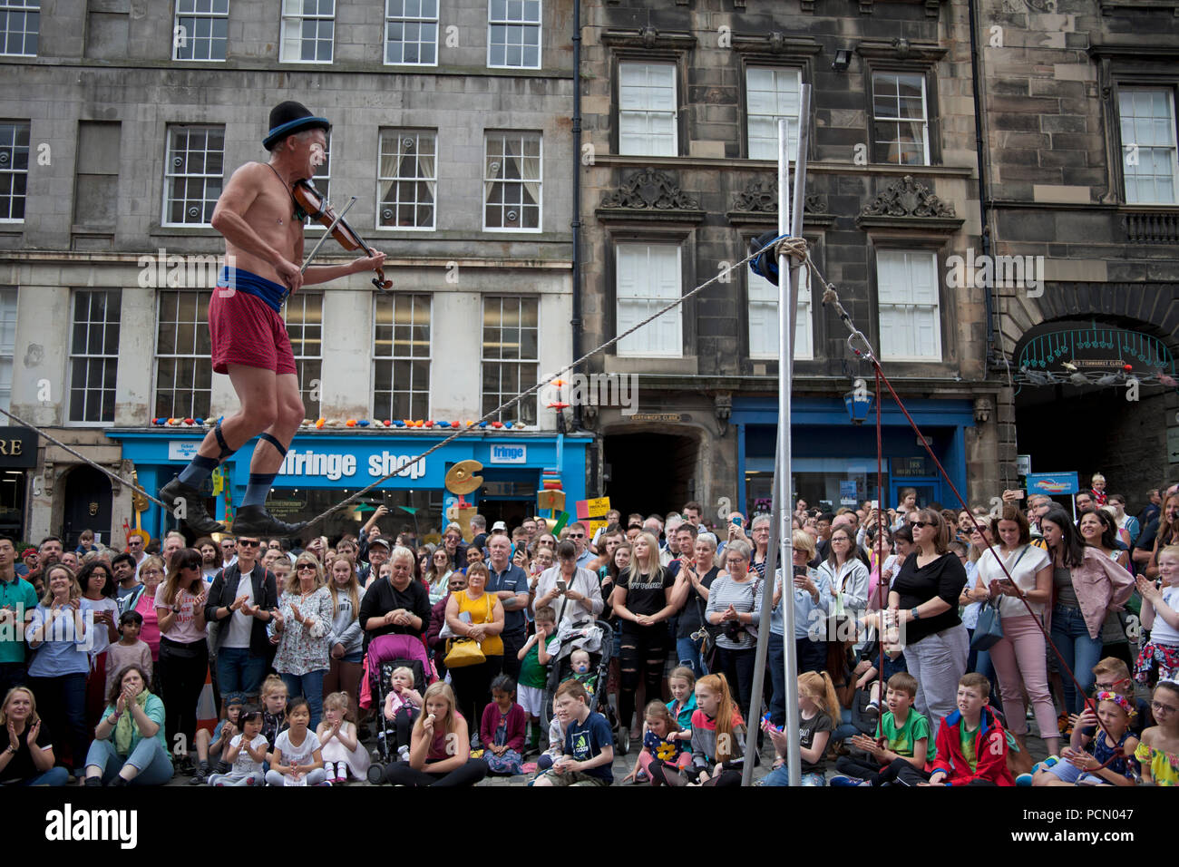 Opening day of 2018 Edinburgh Fringe Festival, Scotland UK, 3 Aug.2018. Big audiences for the street performers on the city's Royal Mile  for the first day of the 2018 Edinburgh Fringe Festival. Stock Photo