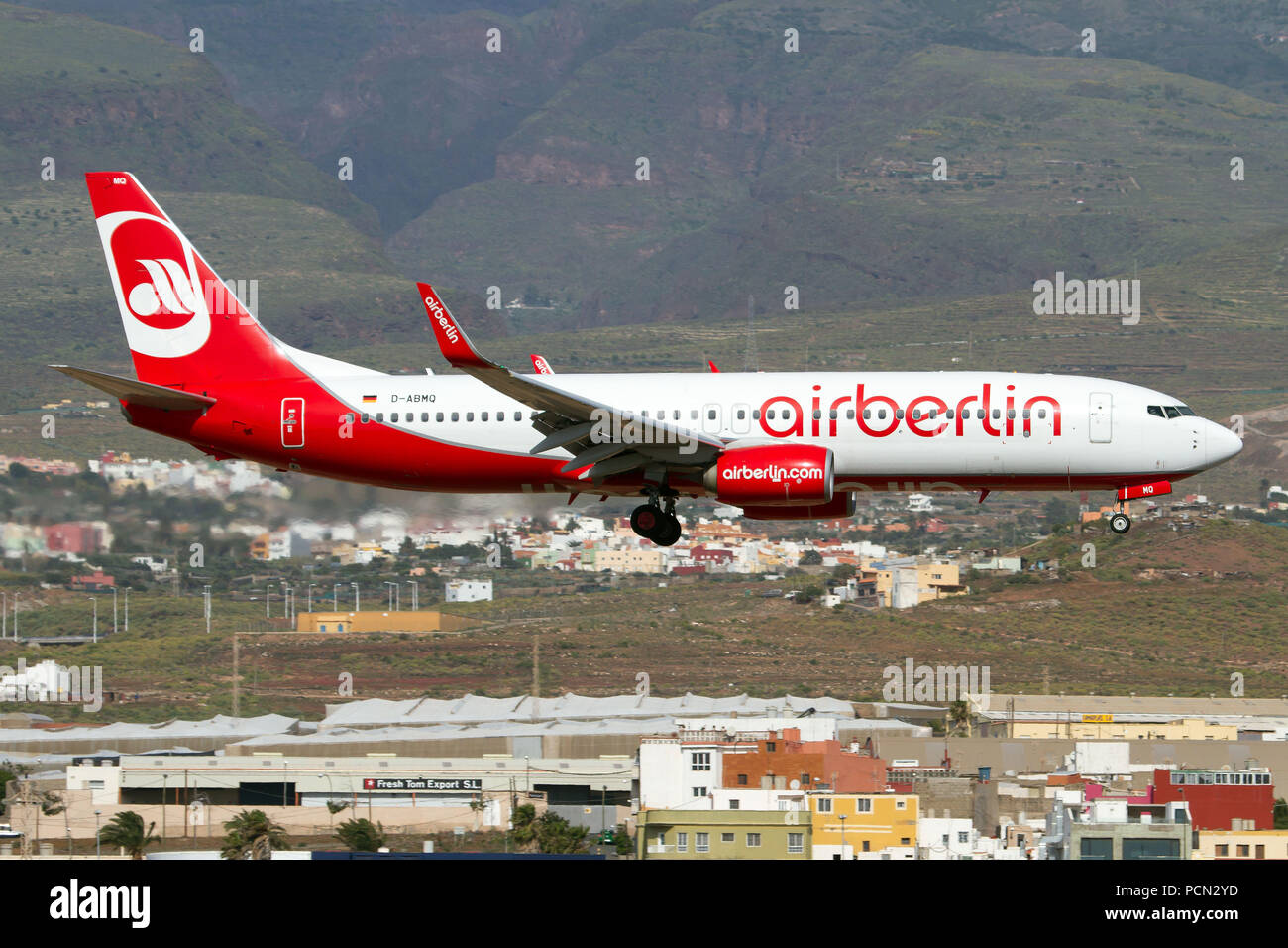 Las Palmas, Spain. 15th Apr, 2018. A TUI flight from Germany about to land  at Las Palmas Gran Canaria airport with a Boeing 737-800 still wearing the  Air Berlin livery. Credit: Fabrizio