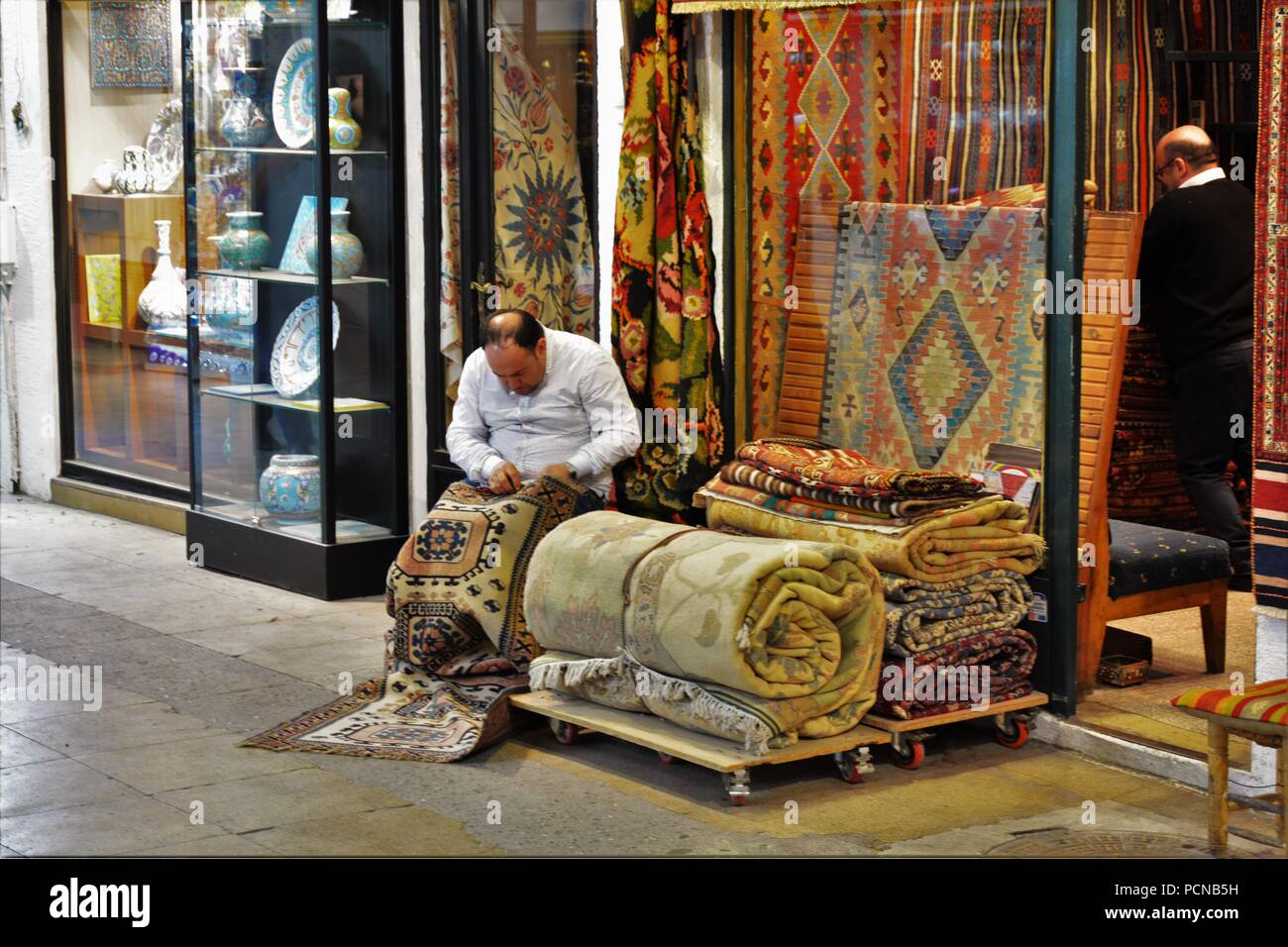 Red oriental rugs hi-res stock photography and images - Alamy
