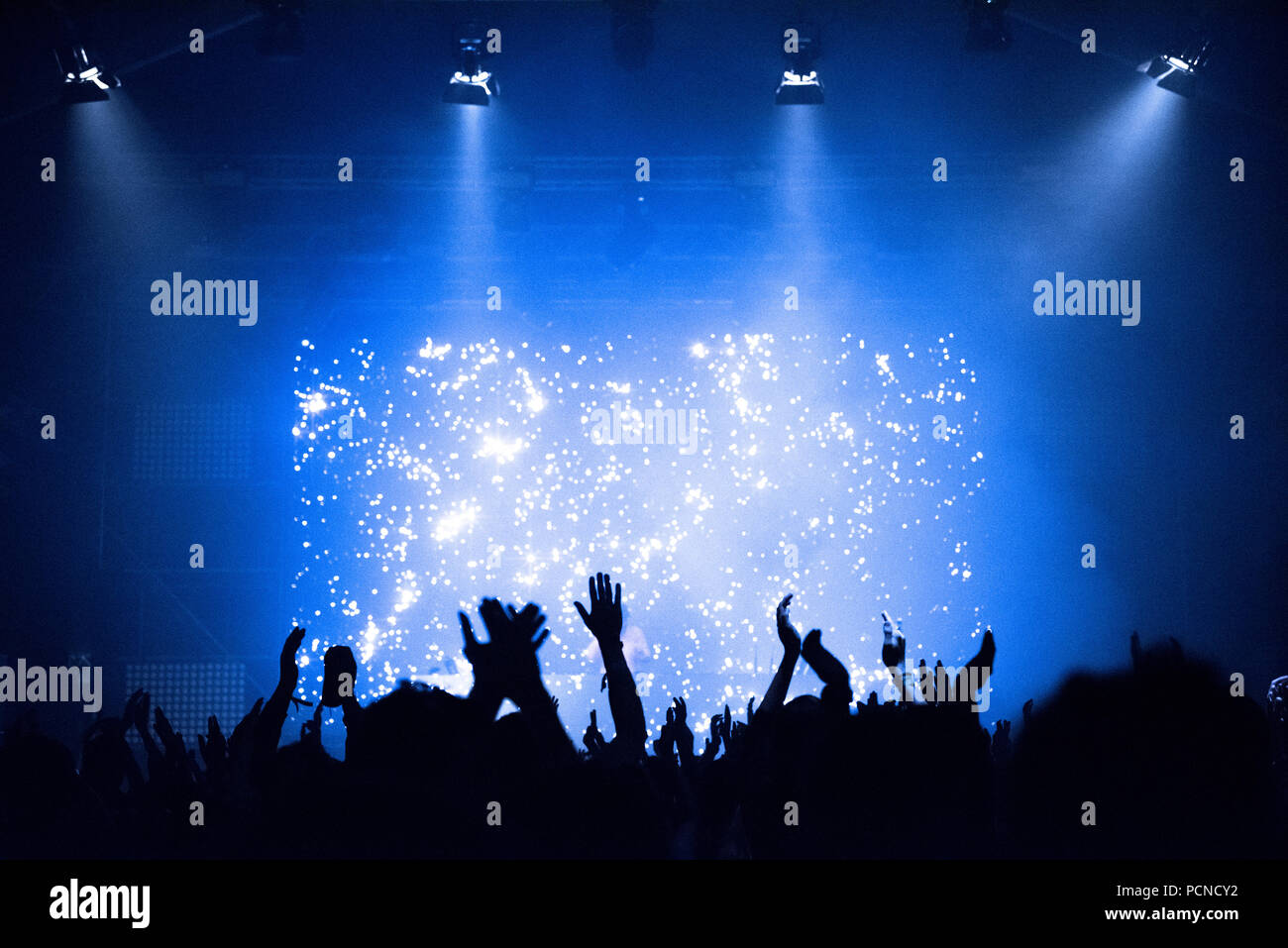 Raising arms crowd hi-res stock photography and images - Alamy