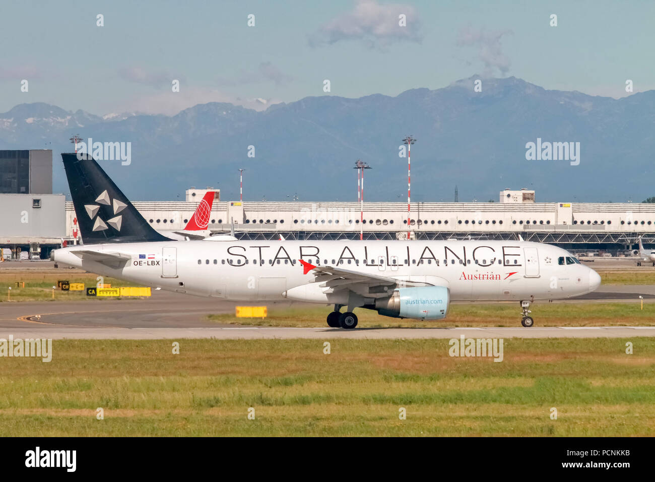 Austrian Airlines star alliance Airbus A320200 (OELBX) at Milan