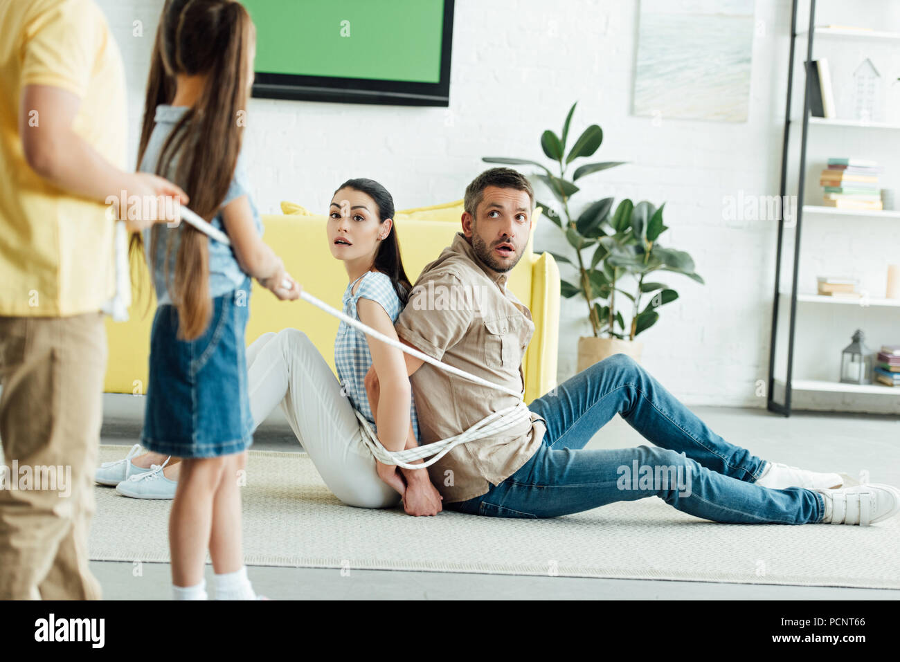 человек привязан к стулу. связанные родители. сора касугано и хару. харука касугано. связанные братья.