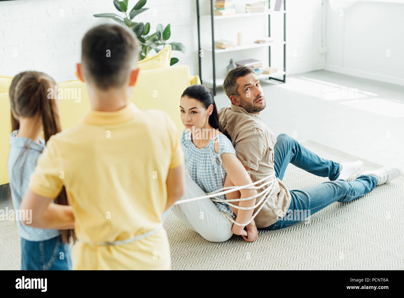 дети связали родителей. ребенок связывает семью. связанные родители. связанная семья. где связывают родителей.