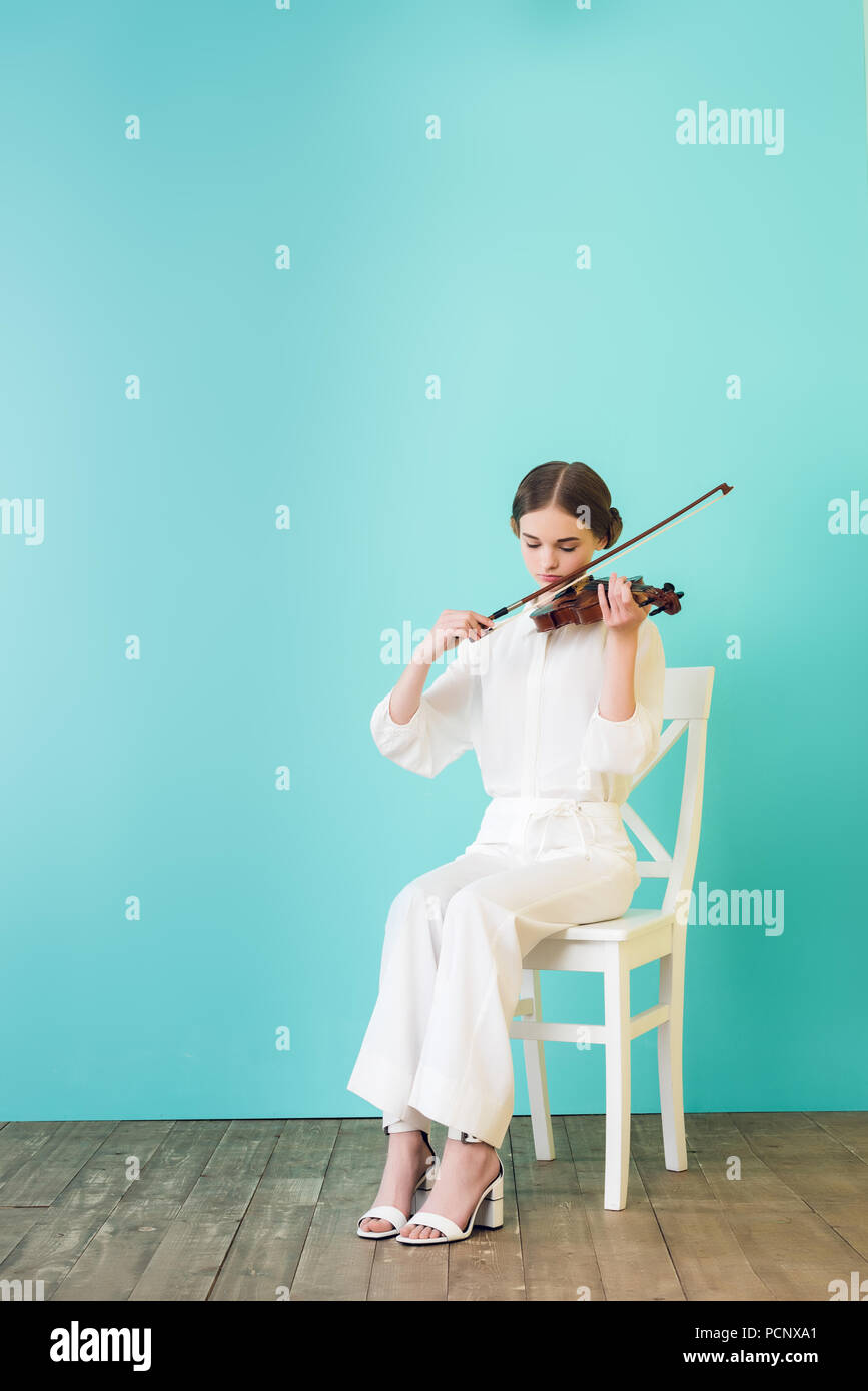 скрипач сидя. человек со скрипкой. скрипачка сидя. скрипач на закате. скрипач в полный рост.