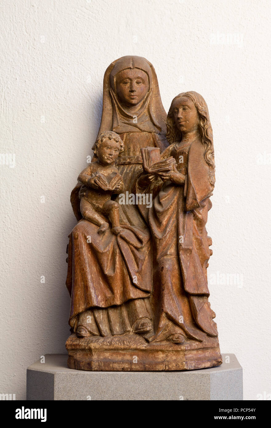 Dorfkirche, Mittelalterliche Anna Selbdritt aus Holz Stock Photo