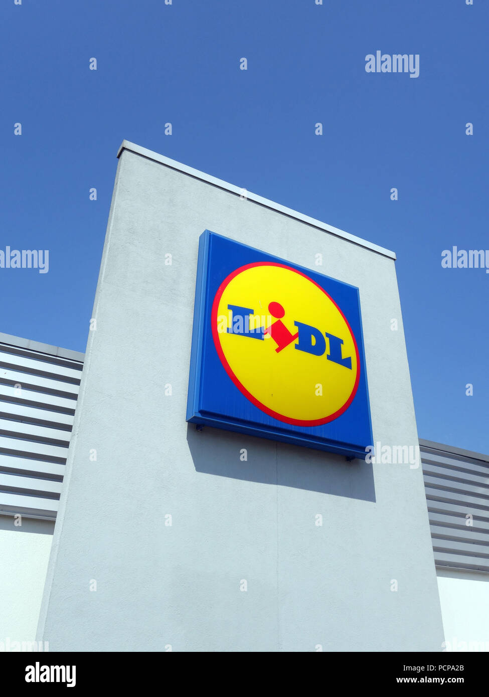 Supermarket shopping at Lidl Stock Photo Alamy