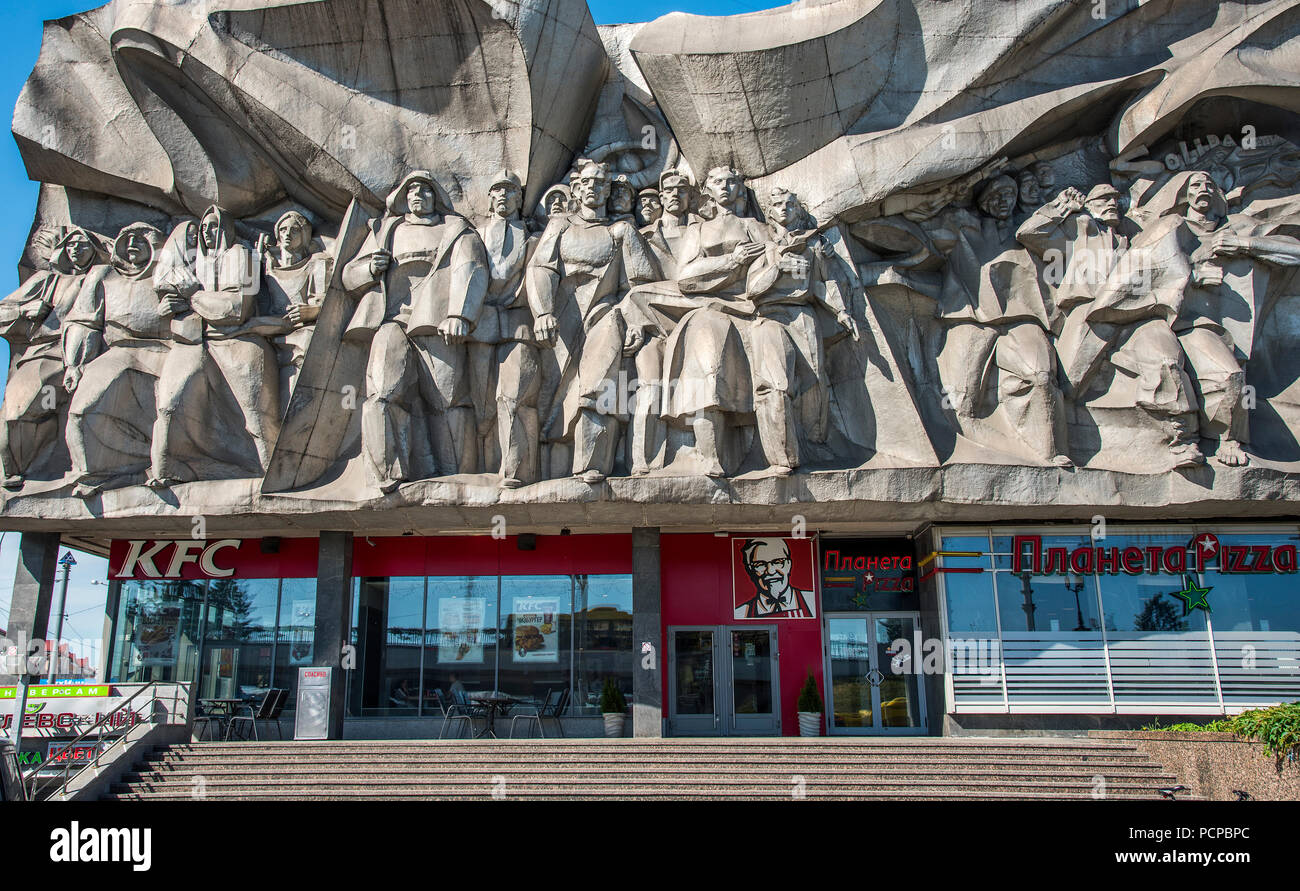 KFC with Soviet Socialist Realism sculpture above. Minsk, Belarus Stock Photo