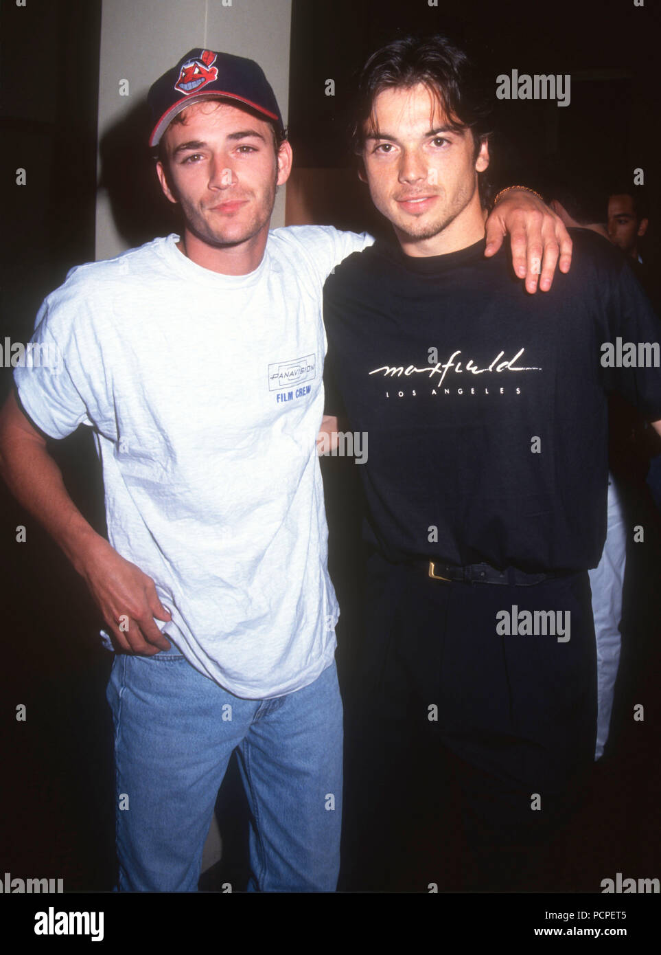 HOLLYWOOD, CA - MAY 30: (L-R) Actors Luke Perry and Jason Gedrick attend the First Annual Celebrity Pool Tournament to Benefit AIDS Project Los Angeles (APLA) on May 30, 1992 at the Hollywood Athletic Club in Hollywood, California. Photo by Barry King/Alamy Stock Photo Stock Photo