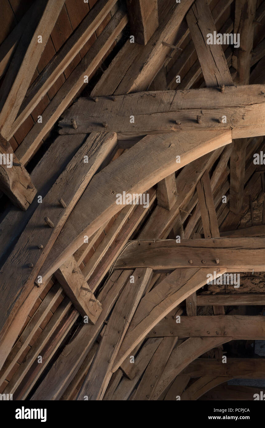 Gotischer Dachstuhl mit Holznägeln Stock Photo