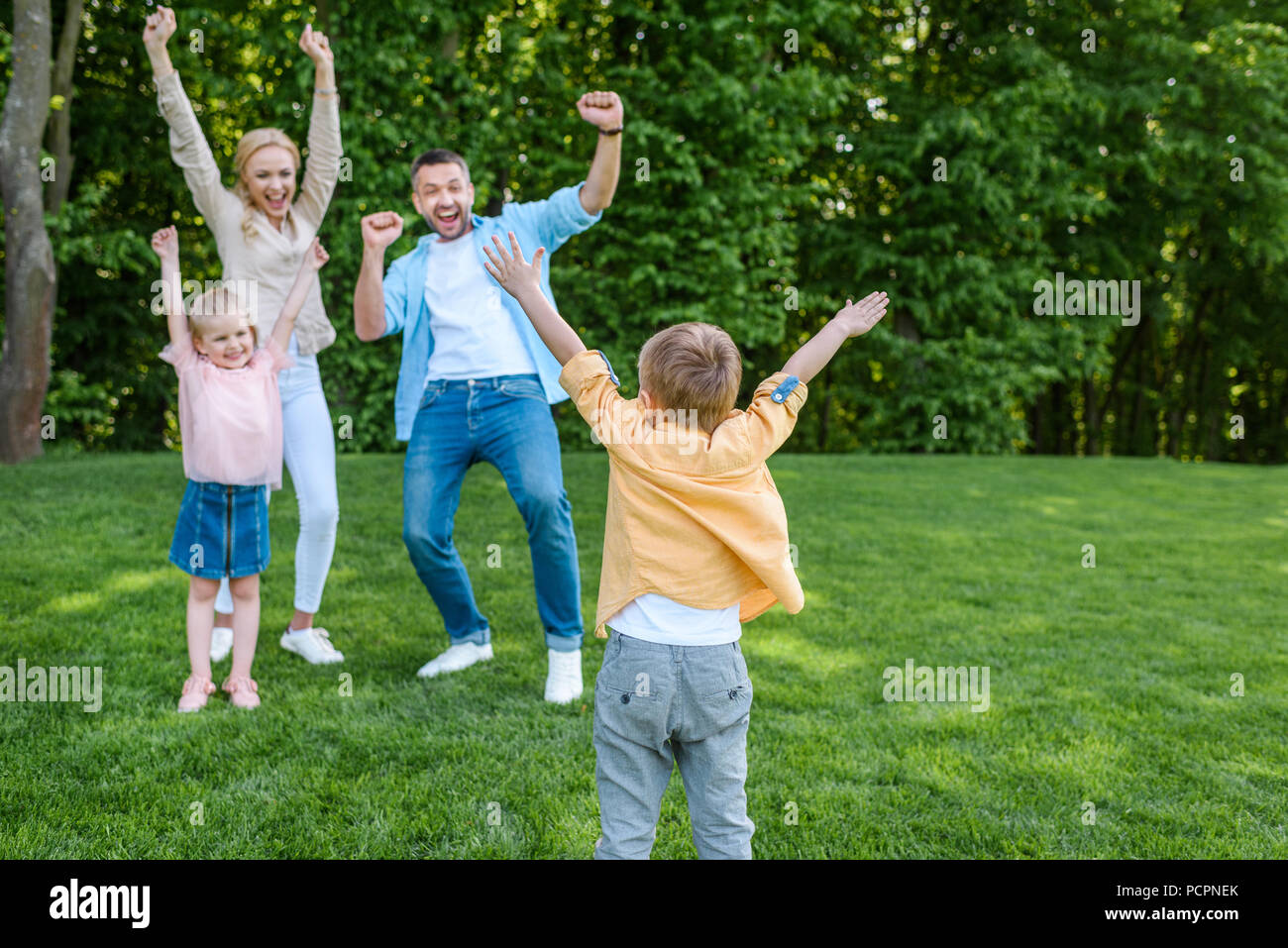 жизнерадостная семья. поднимали семью. многопоколенная семья. папа и сыночек на фоне неба. поднимали семью.