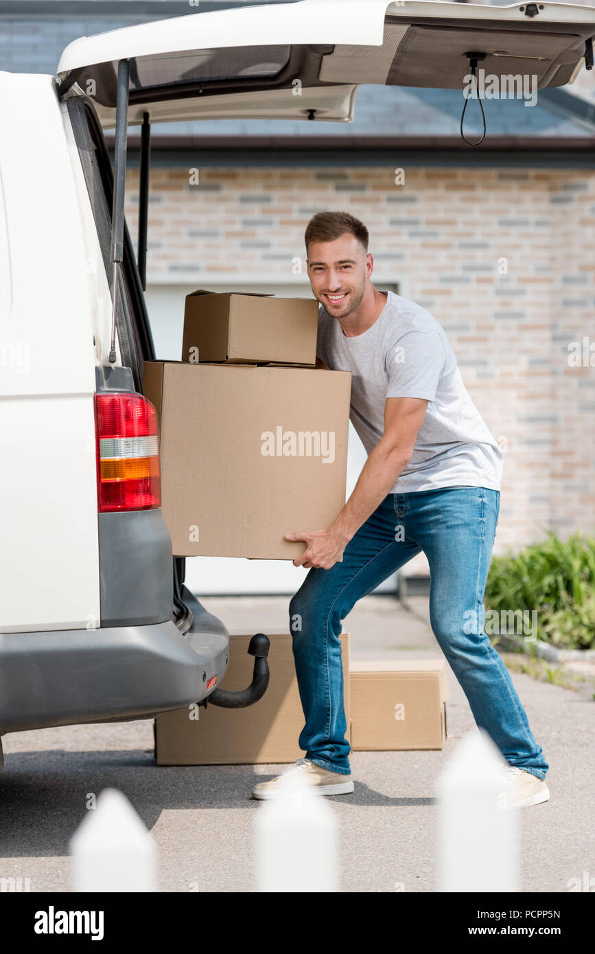 Moving house boxes car hi-res stock photography and images - Alamy