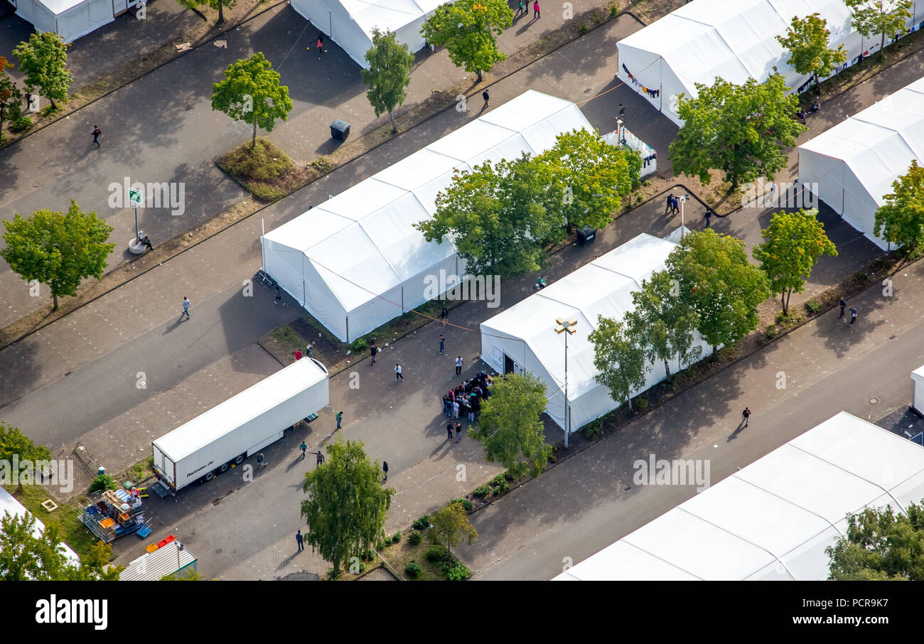1000 refugees are to be accommodated in the tent city on the grounds of the provincial police school in Selm-Bork., Selm, Münsterland, North Rhine-Westphalia, Germany Stock Photo