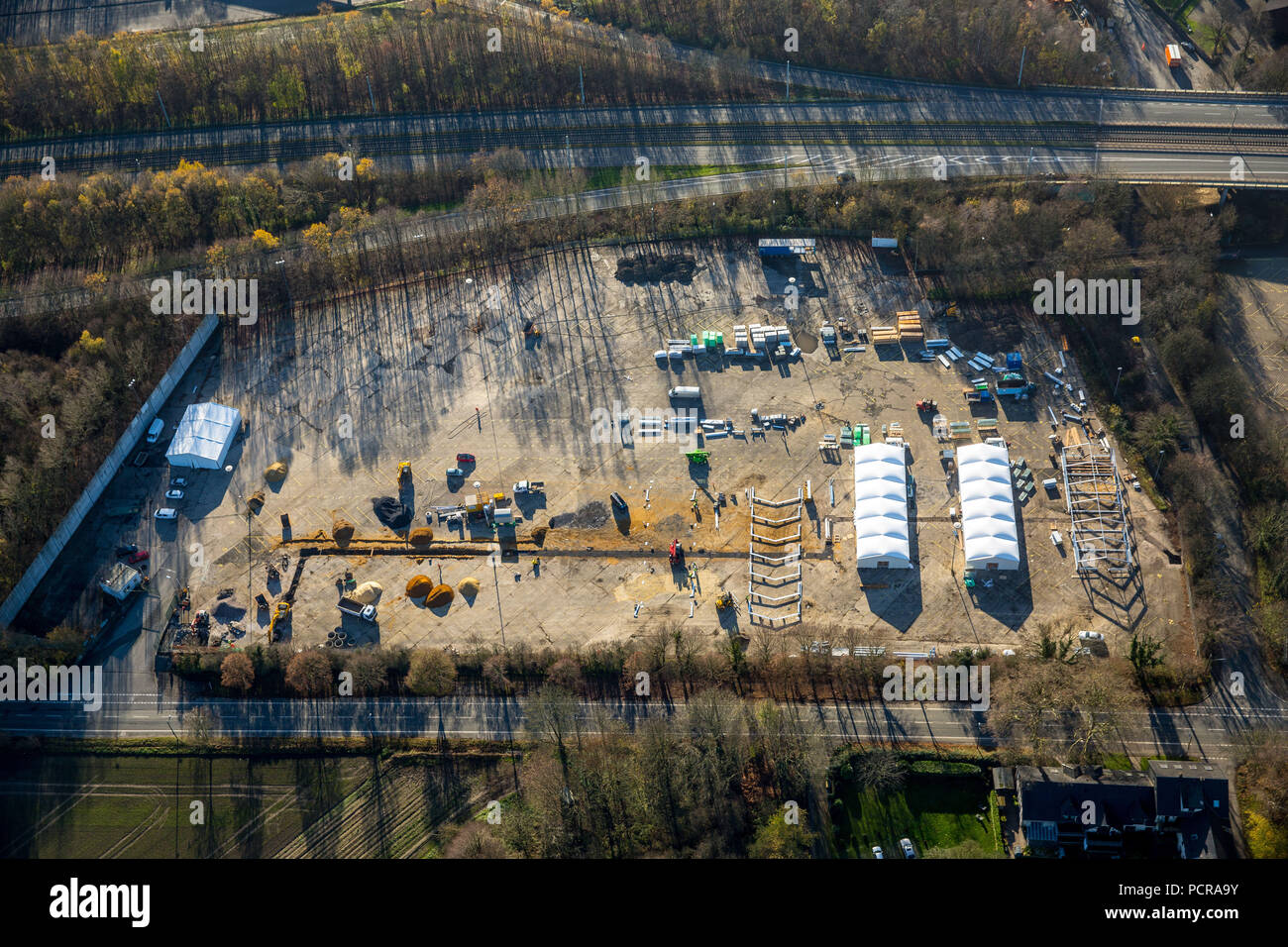 Construction of a lightweight refugee shelter on the former parking lot at OPEL-Werk 1, Wittener Straße, Bochum, Ruhr area, North Rhine-Westphalia, Germany Stock Photo