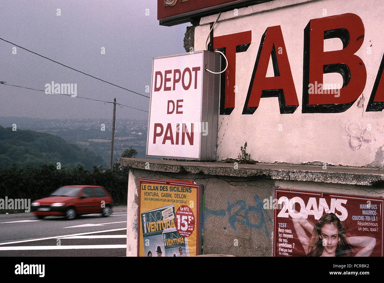 AJAXNETPHOTO. 1997. CHERBOURG, FRANCE. - DEPOT DE PAIN - BREADSHOP ADVERT ON WALL ADJACENT NEWSAGENT SHOP SELLING TOBACCO AND BREAD ON N2013 NEAR CHERBOURG - SITE BUSINESS STATUS SINCE CHANGED, SHOP AND ADVERTS NO LONGER EXIST. PHOTO:JONATHAN EASTLAND/AJAX REF:970890 Stock Photo