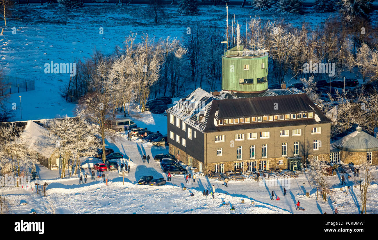 Hikers in the snow at Kahler Asten Mountain, Hochheide Heath, Astenturm Tower with snow-covered weather station, Kahler Asten Mountain, Winterberg, Hochsauerland (district), North Rhine-Westphalia, Germany Stock Photo