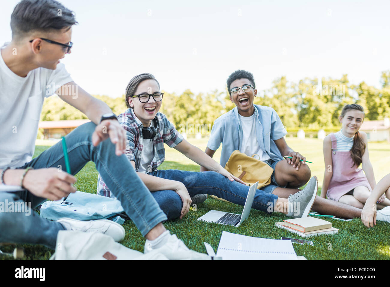 Teenagers sitting and laughing hi-res stock photography and images - Alamy
